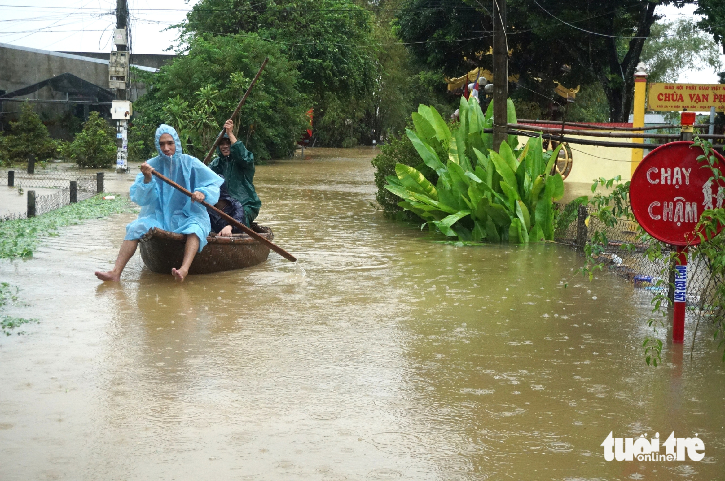 岘港洪水区域的图像:白茫茫的水,居民划船出行
